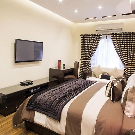 Royaute Luxury Suites And Hotel Gulberg לאהור חדר תמונה