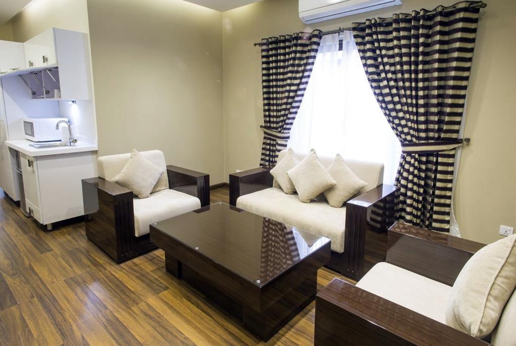 Royaute Luxury Suites And Hotel Gulberg לאהור חדר תמונה