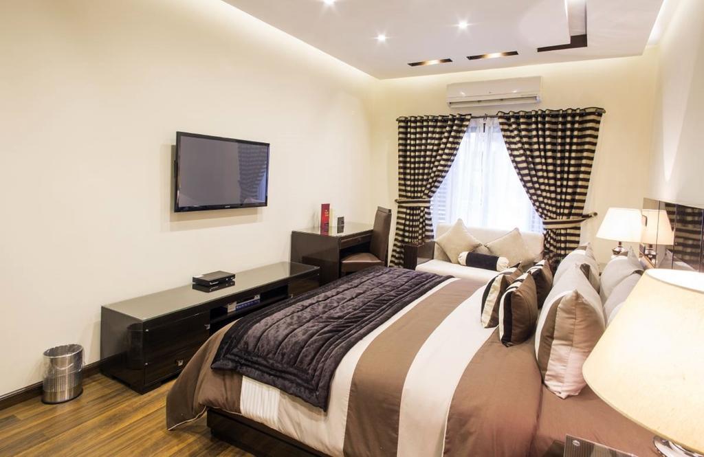 Royaute Luxury Suites And Hotel Gulberg לאהור חדר תמונה