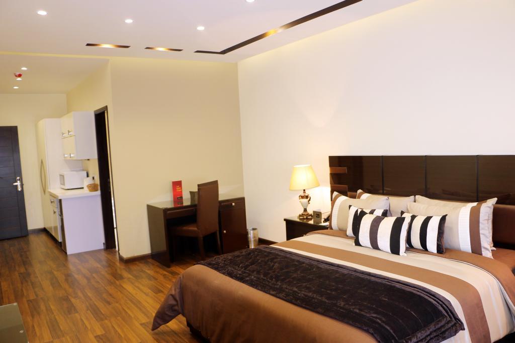 Royaute Luxury Suites And Hotel Gulberg לאהור חדר תמונה