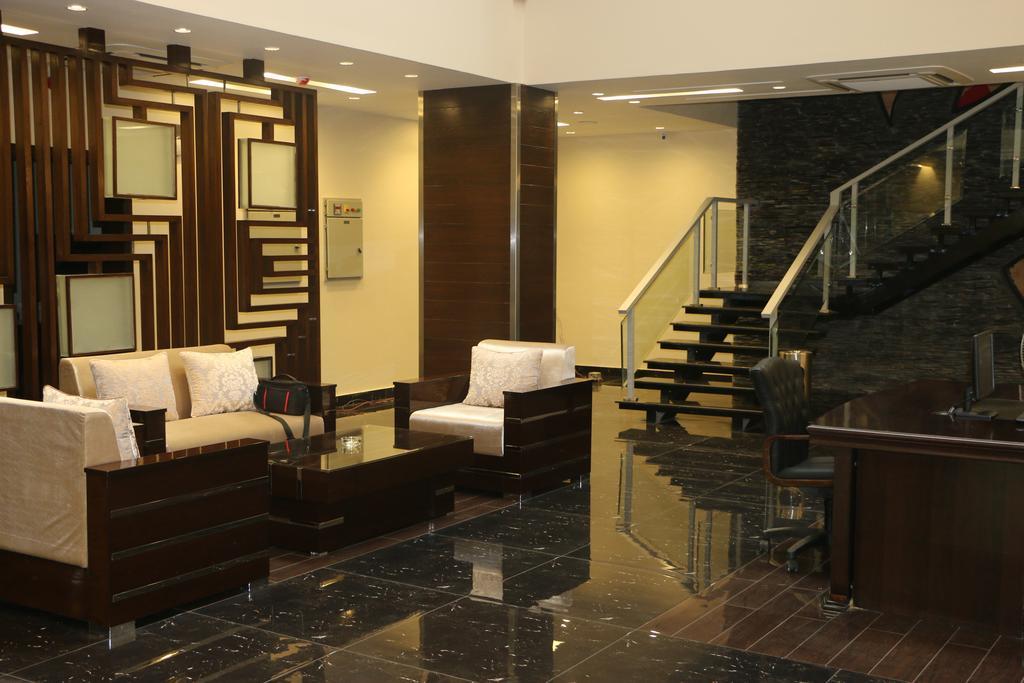 Royaute Luxury Suites And Hotel Gulberg לאהור מראה חיצוני תמונה